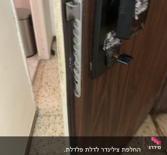 מנעול דלת עם בריחים ומפתח